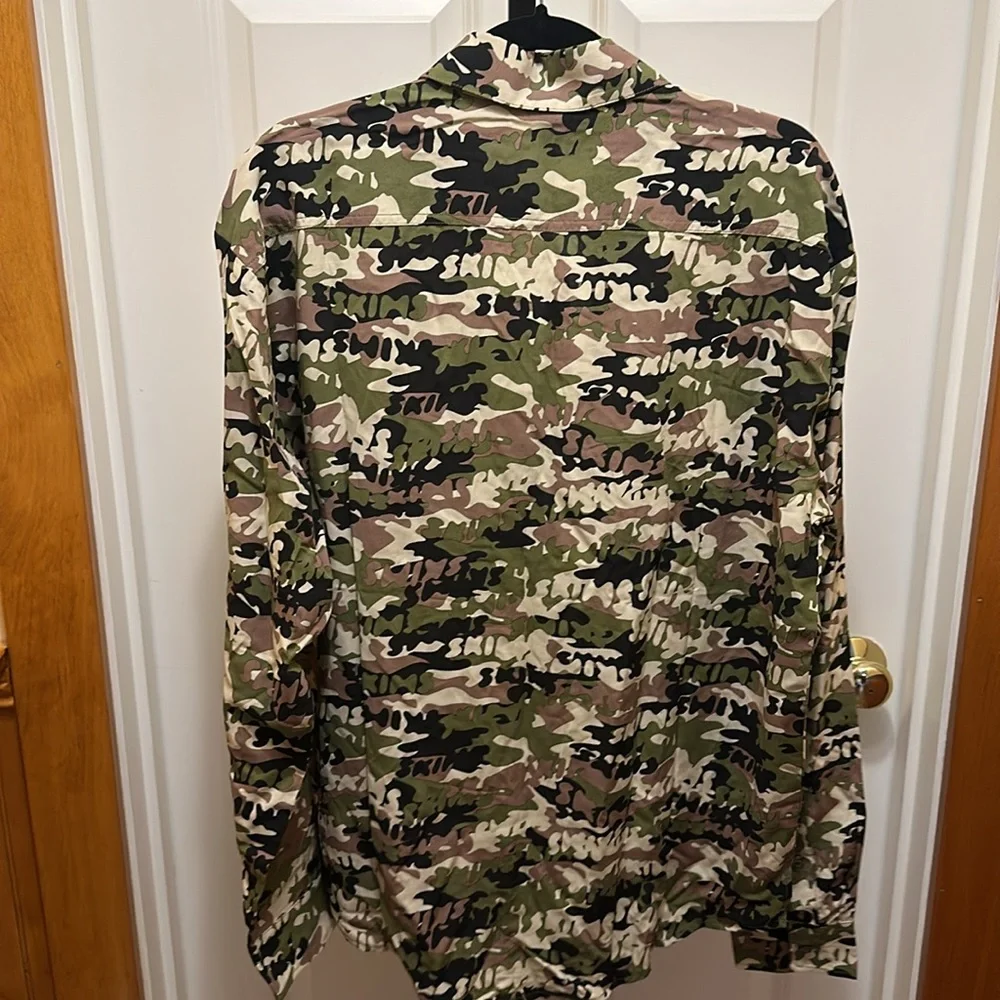 SKIMS COVER UP LONG SLEEVE BUTTON UP SHIRT in Camo Inspired Logo Print NEW